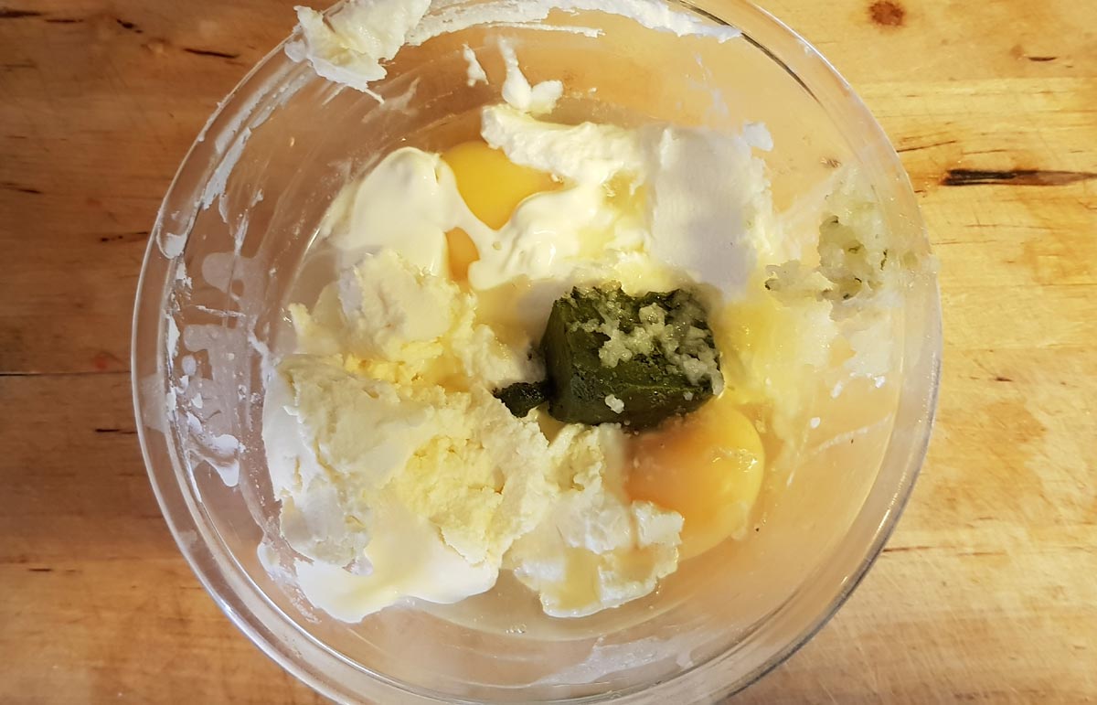 Dipp/sås på syrad vitlök med creame cheese o basilika