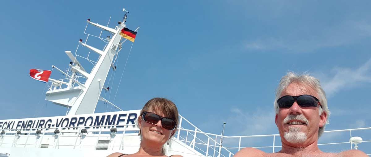 Båten hem i strålande sol. Mecklenburger-Vorpommern. Det var väl passande.